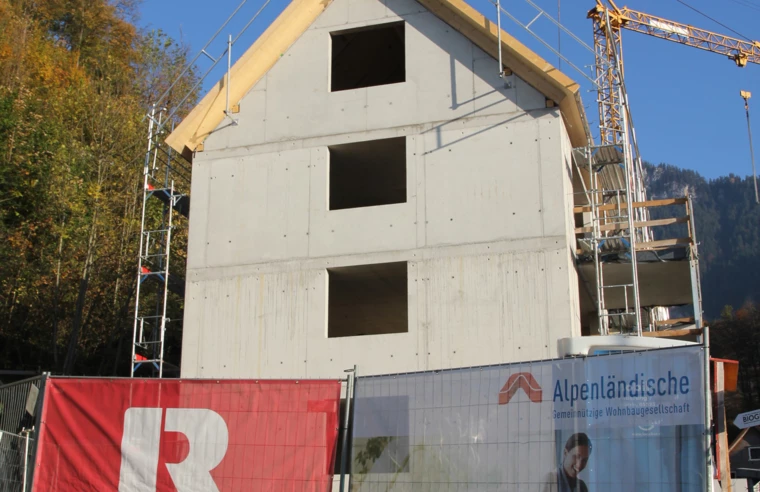 Am Ziel: Beim gemeinsamen Wohnbauprojekt von Alpenländischer Heimstätte und Rhomberg Bau in der Burgstraße, Hohenems, steht der Firstbaum. Am Ziel: Beim gemeinsamen Wohnbauprojekt von Alpenländischer Heimstätte und Rhomberg Bau in der Burgstraße, Hohenems, steht der Firstbaum.